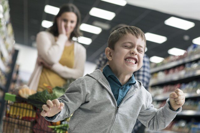 Come affrontare il senso di vergogna dei capricci in pubblico e come comportarsi