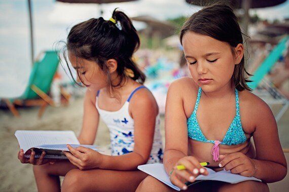 Il rituale per convincere i bimbi a fare i compiti delle vacanze: il miglior alleato contro il dolce far niente