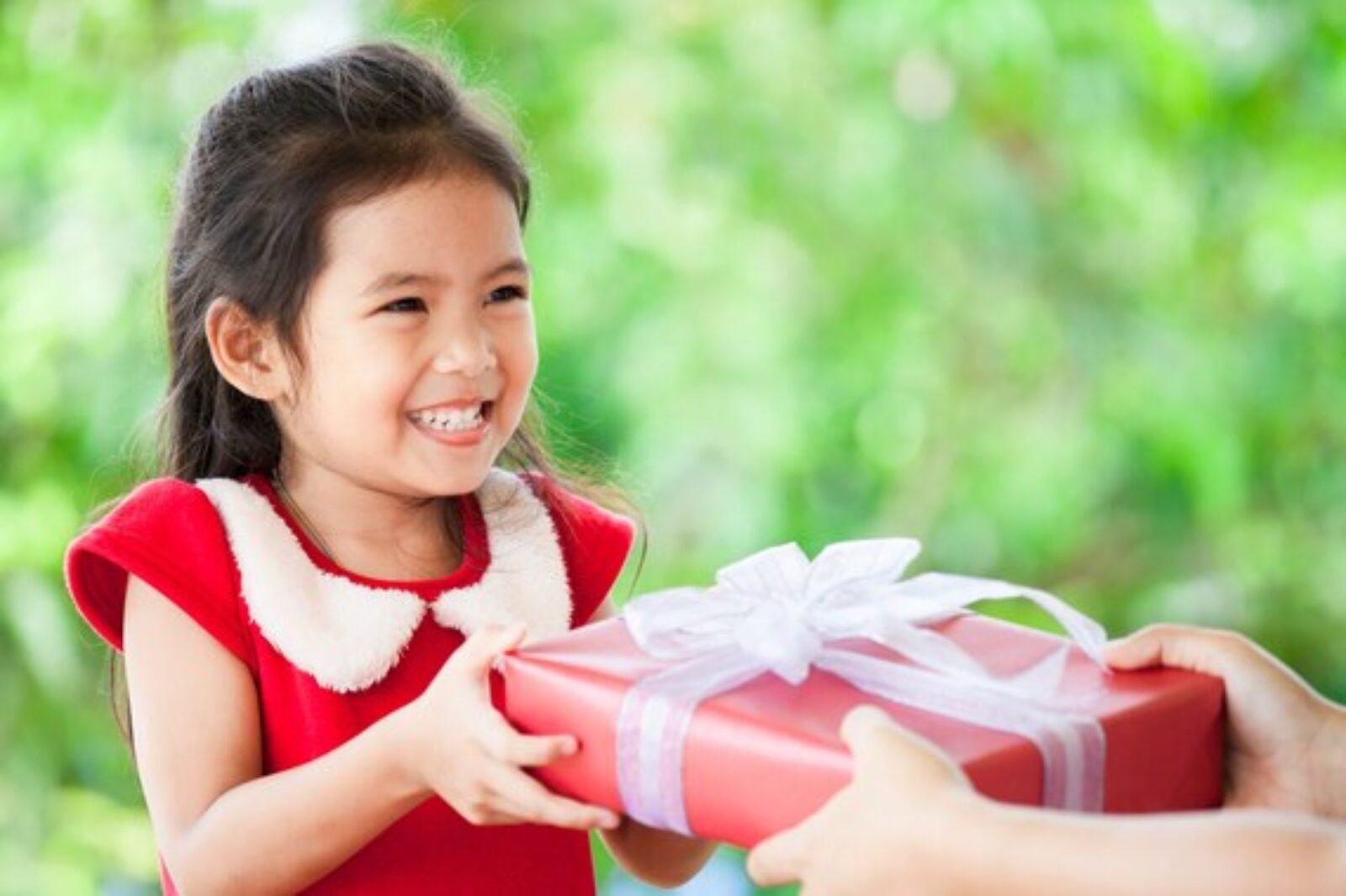 Fa bene all’educazione dei bambini dire loro che riceveranno i regali solo se faranno i buoni?