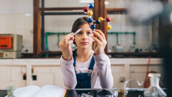 L’importanza dei laboratori nelle scuole: i ragazzi imparano sperimentando