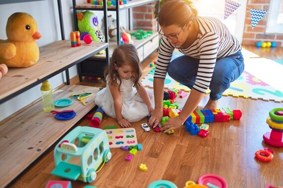 Il rituale per insegnare ai bambini a sistemare i gioccatoli: quando perdere tempo è la migliore forma di educazione